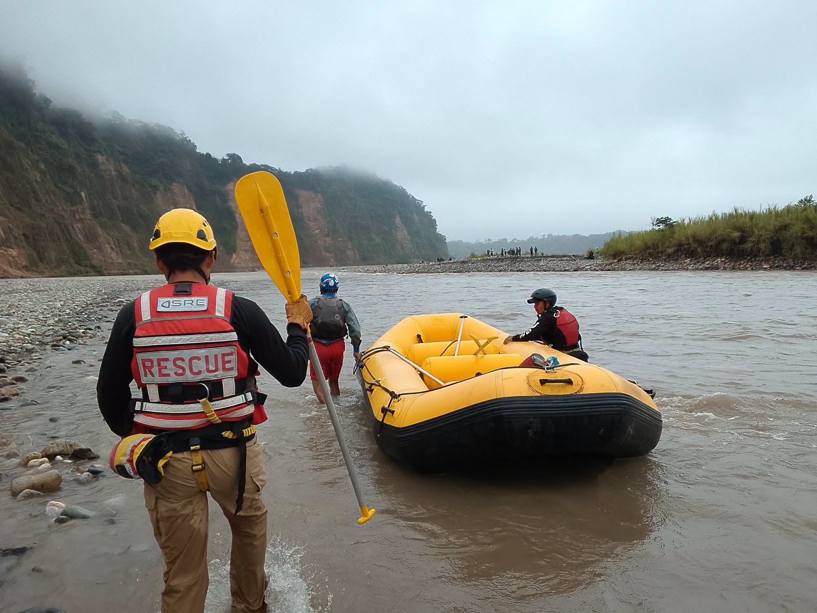 Grupos de rescate durante su trabajo de búsqueda. Fotos: Gobernación de Cochabamba.