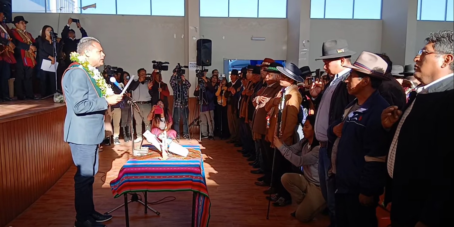 El gobernador Luis Revilla posesiona a los nuevos subgobernadores.