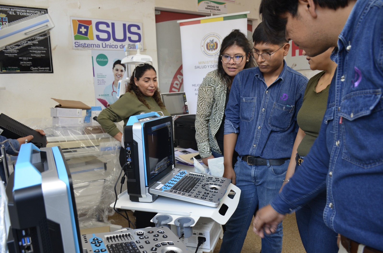 Equipos de salud entregados a diferentes centros de salud en Santa Cruz y Chuquisaca. Fotos: Ministerio de Salud y Deportes.