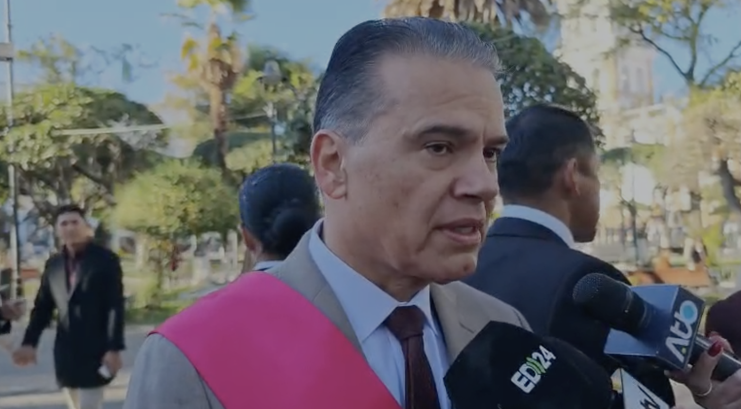 Ministro de Defensa, Ernesto Justiniano, informa a los medios del despliegue de helicópteros al incendio desde Sucre. Foto: Captura.