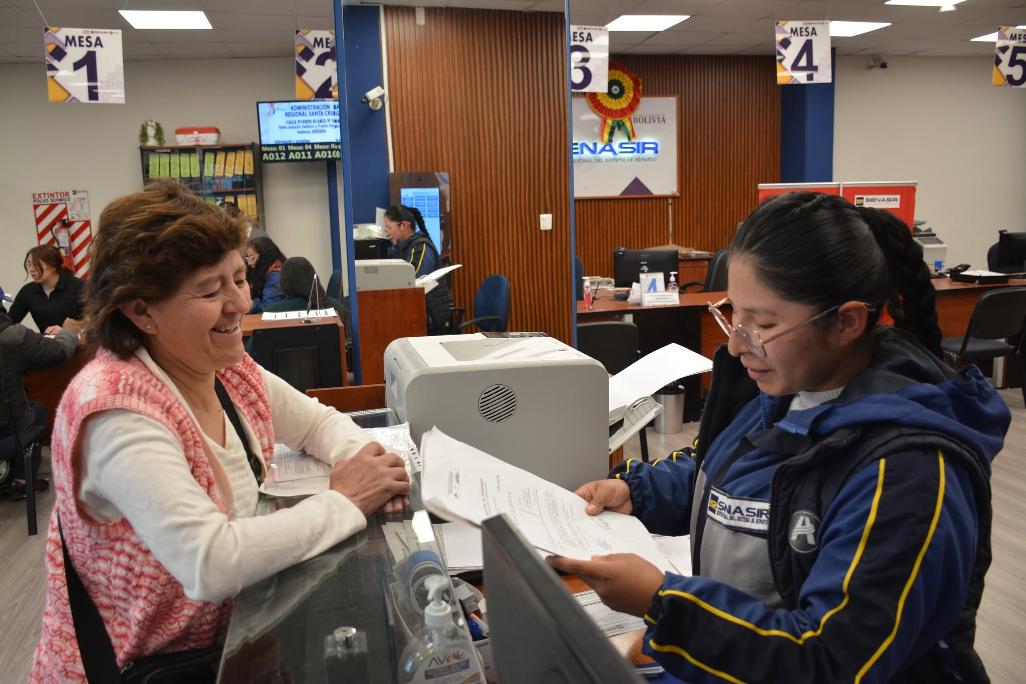 Personal del Senasir brinda atención a la población en sus instalaciones. Foto: Senasir.