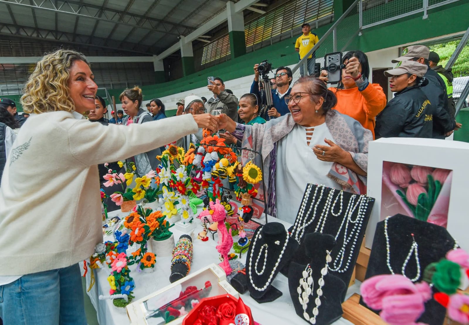 La Primera Dama, Bibi Urquidi, fue recibida con mucho cariño y alegría por los adultos mayores.