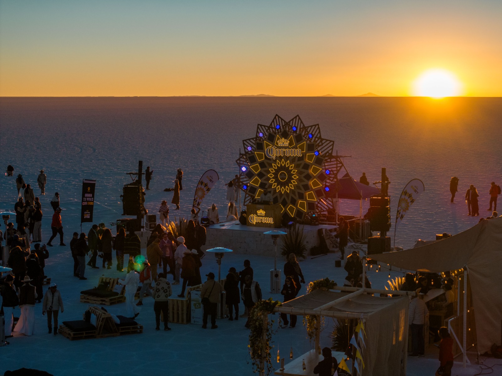 La puesta del sol en el Salar de Uyuni, una de las postales más representativas de este destino turístico.