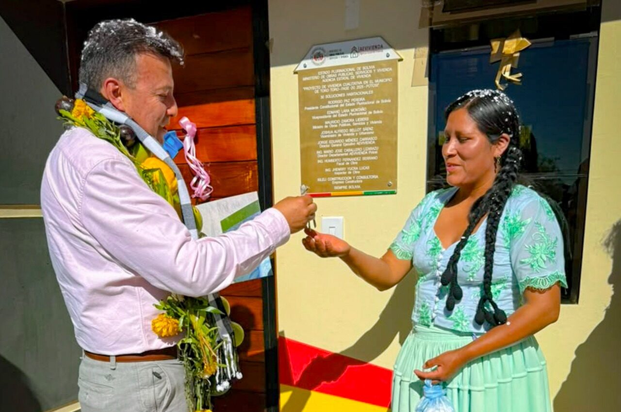 Entrega de llave de vivienda en Toro Toro. Fotos: AEVivienda.