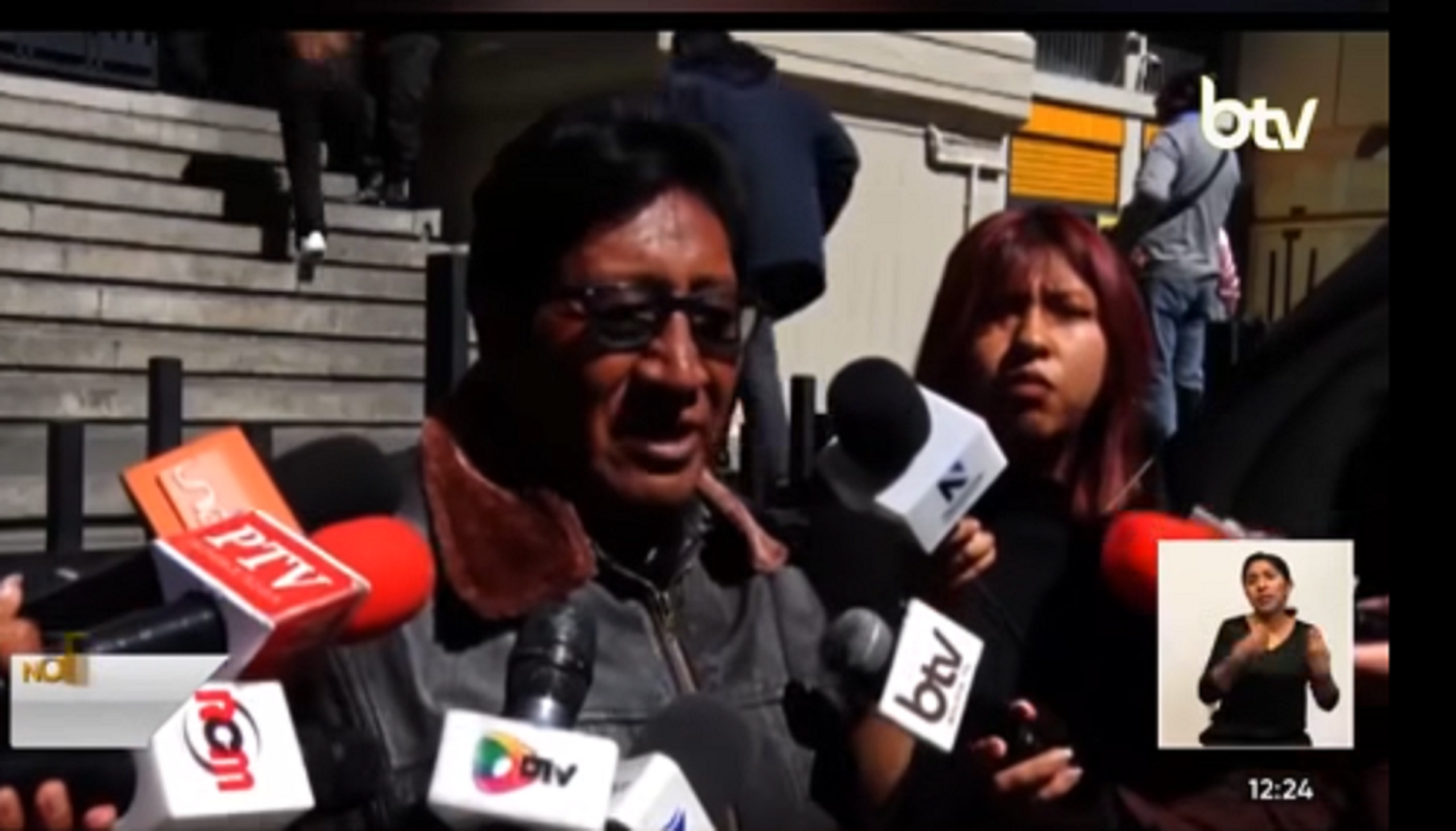 Representante del transporte pesado, Domingo Ramos, en contacto con la prensa. Foto: Captura Bolivia Tv.