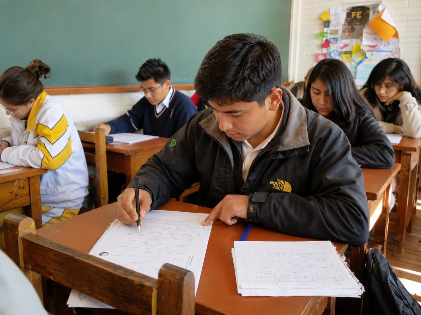 Estudiante de secundaria en una jornada de orientación vocacional. Fotos: UMSA.