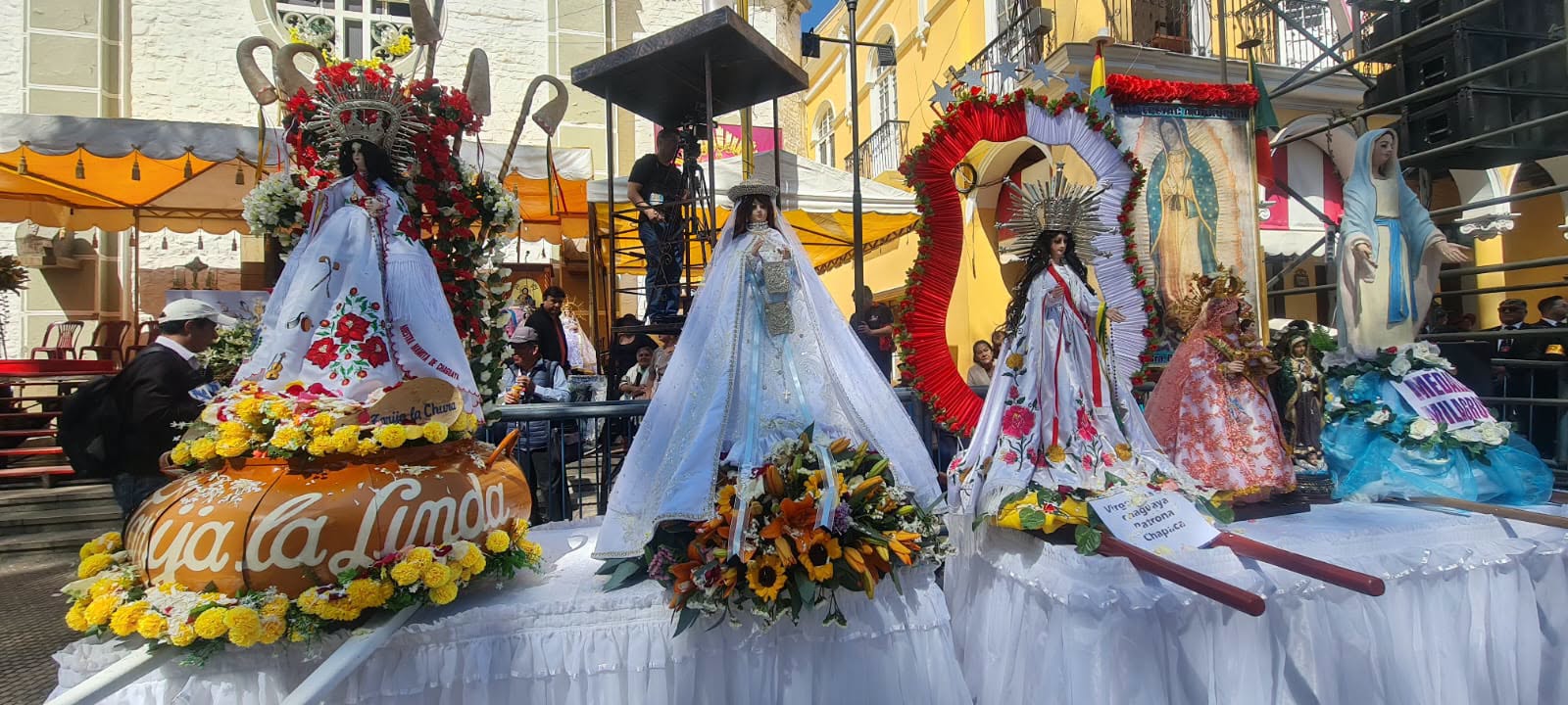 Advocaciones marinas que llegaron hasta el templo de San Ildefonso por la festividad de la Virgen de Urkupiña. Foto: Bolivia Tv.
