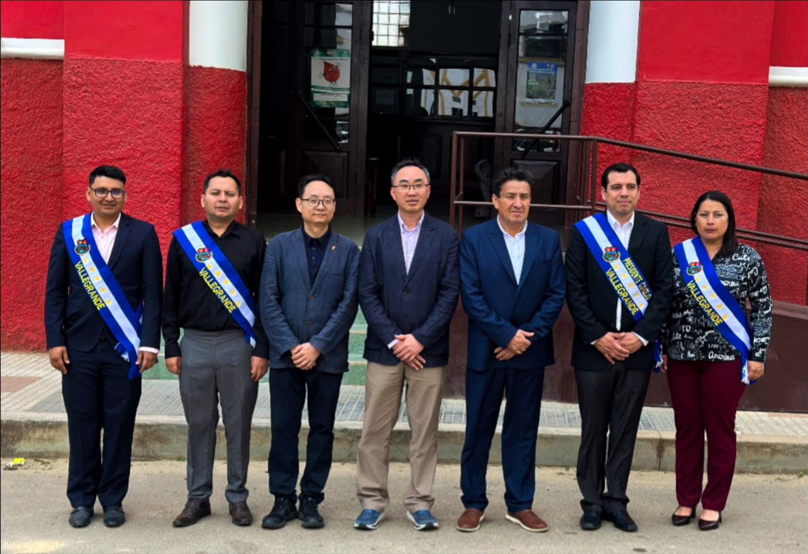Embajador de China junto a Alcalde de Vallegrande y concejales municipales durante su visita. Fotos: Alcaldía Vallegrande.