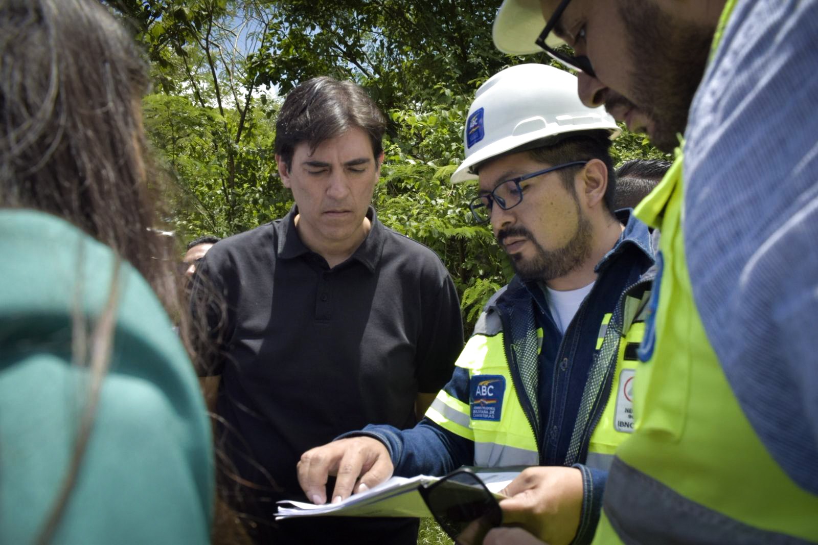 El ministro de Obras Públicas, Mauricio Zamora (centro), en una inspección a la construcción del puente binacional en marzo. Foto: MOPSV.