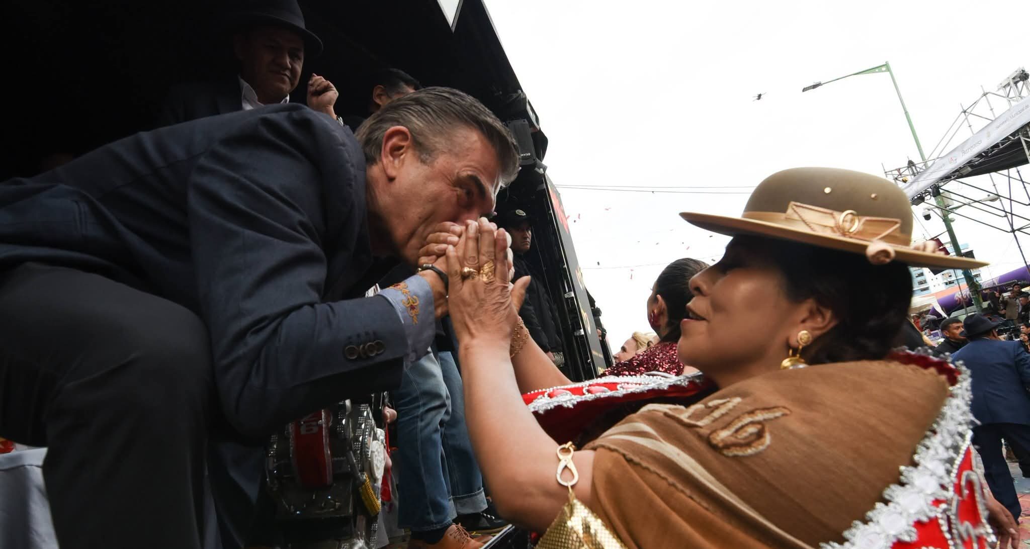 Bailarines saludan al Presidente Paz.