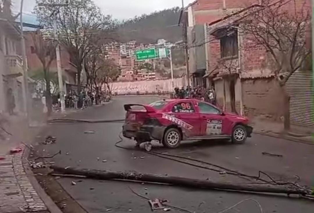 La máquina 96 de Noel Torrez perdió el control y se estrelló contra una vivienda.