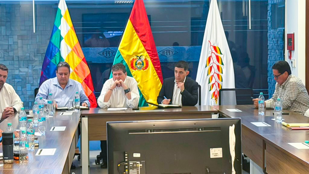 Autoridades del Gobierno se reunieron con la CAO. Foto: MHE.
