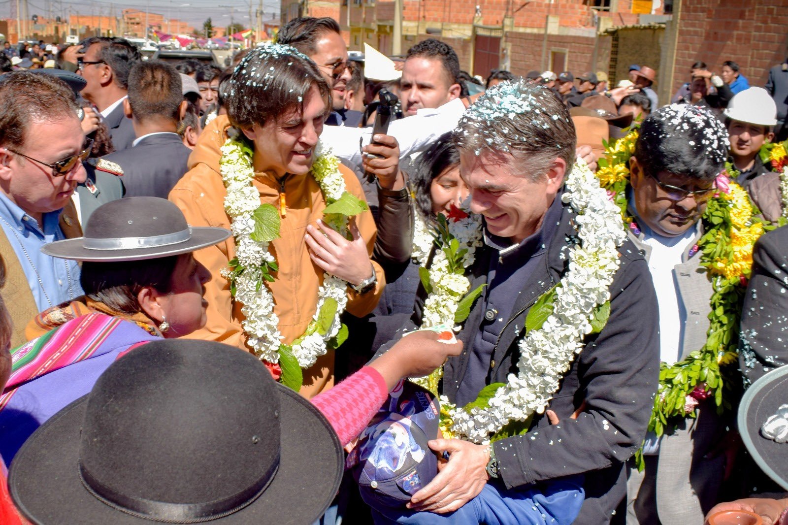 Autoridades del Gobierno en una entrega de obra en El Alto. Foto: Mauricio Zamora en X.