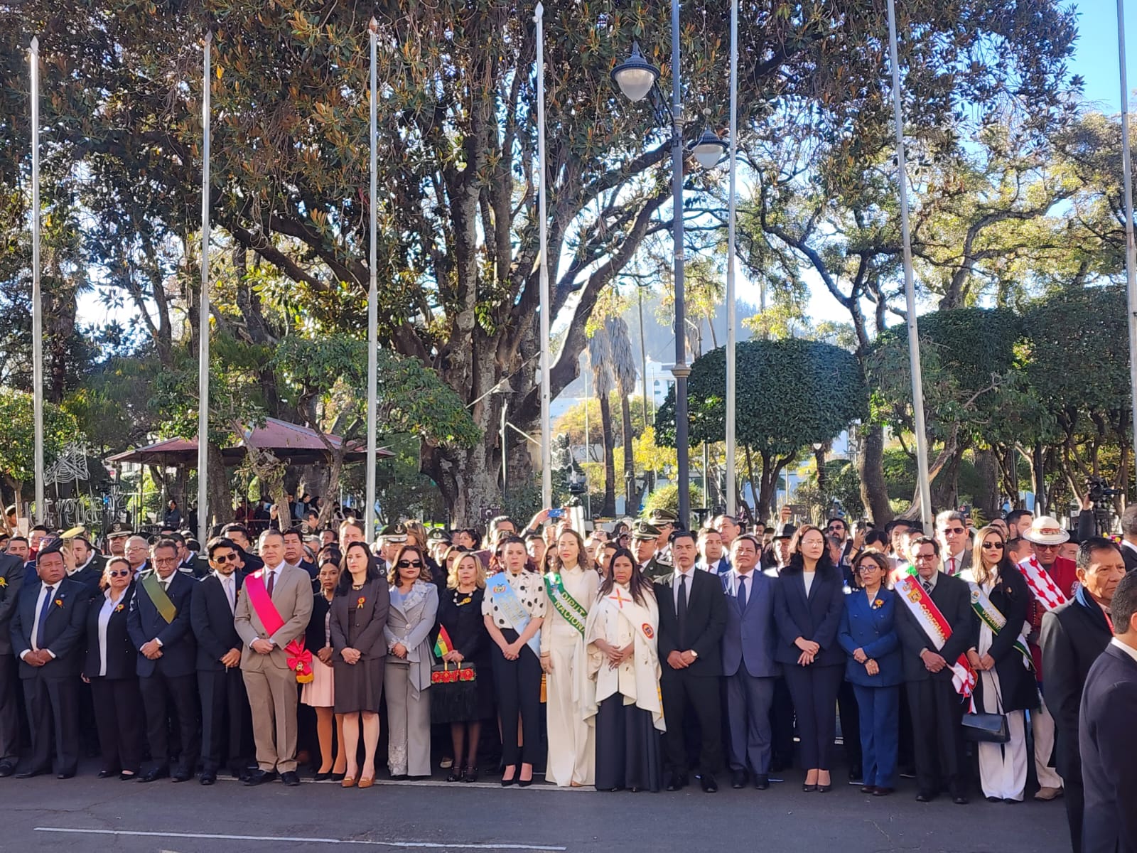 Autoridades nacionales en Sucre ofrecieron homenajes por la independencia de Bolivia. Foto: Contraloría.
