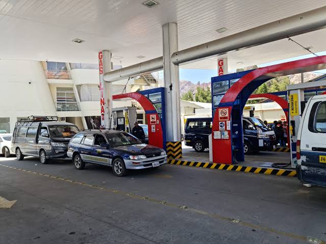 Venta de gasolina especial en un surtidor de la ciudad de La Paz. Foto: Archivo.
