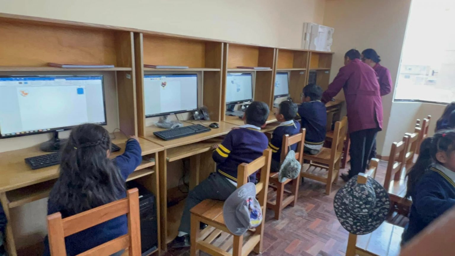 Una aula de computación en una escuela en El Alto. Foto: Gamea.
