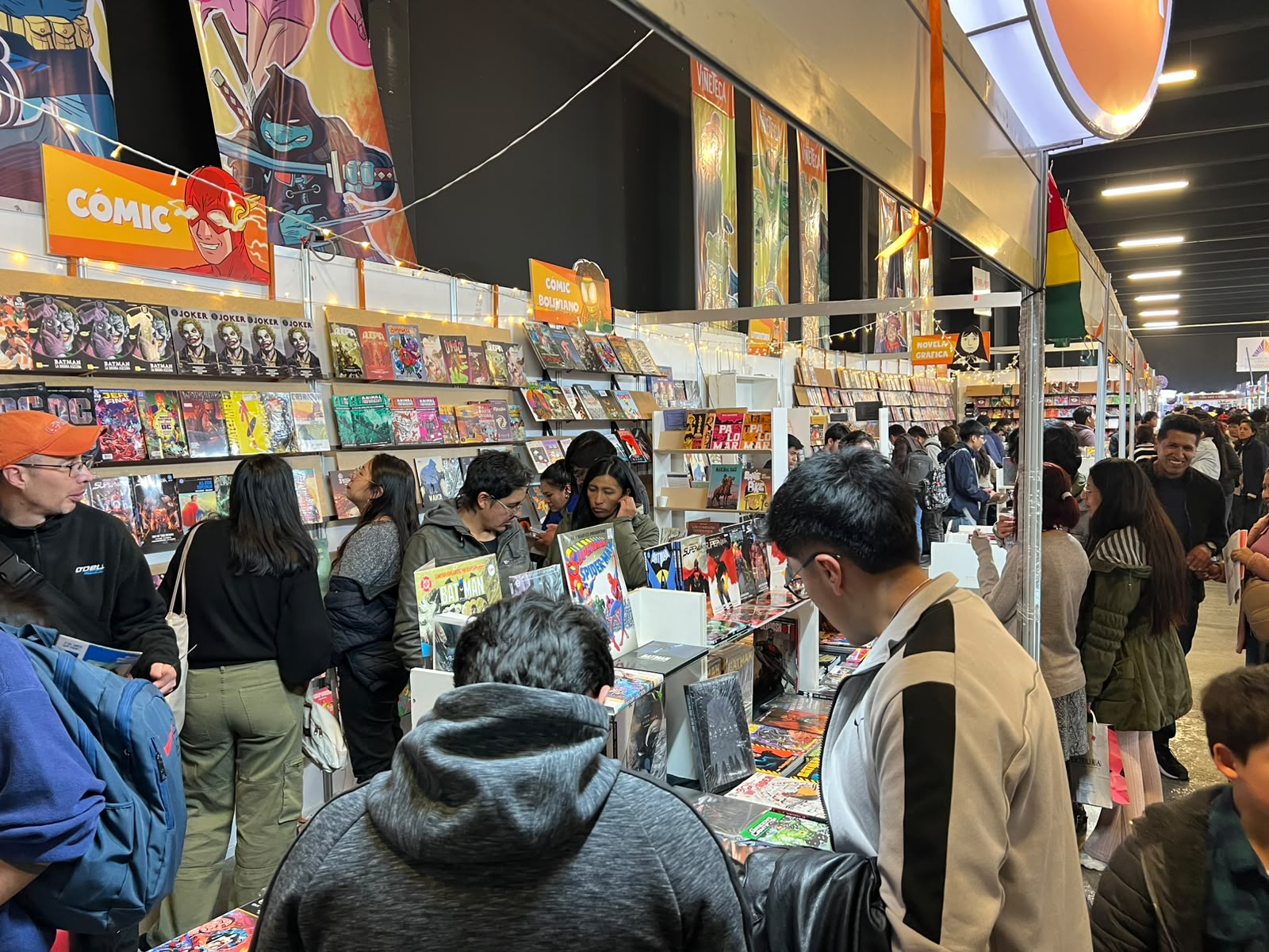 Público que llegó hasta la FIL La Paz en busca de algún libro. Foto: ABI-KCF.