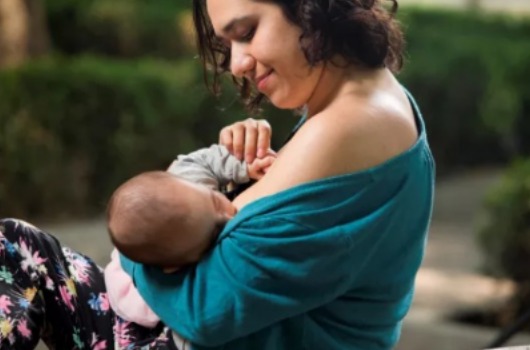 La lactancia también protege la salud física, hormonal y emocional de la madre. Foto: Unicef.