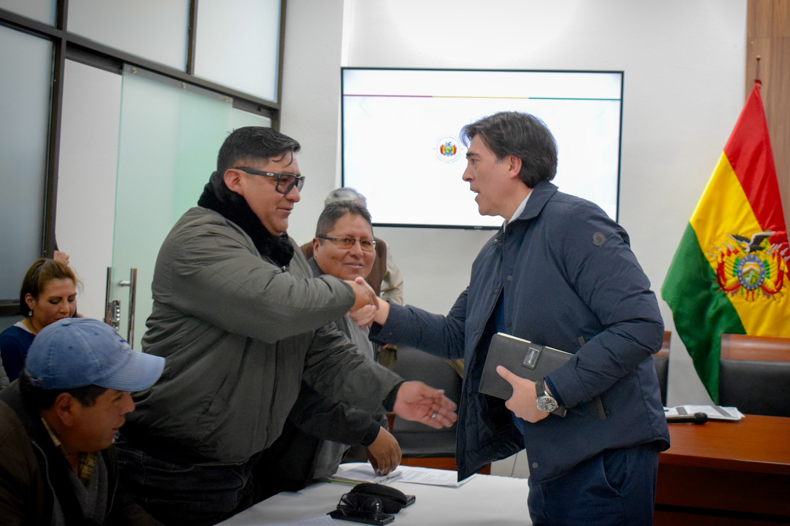 El Ministro de Obras Públicas (Der.) y representantes de juntas vecinales de El Alto se reunieron. Foto: MOPSV.