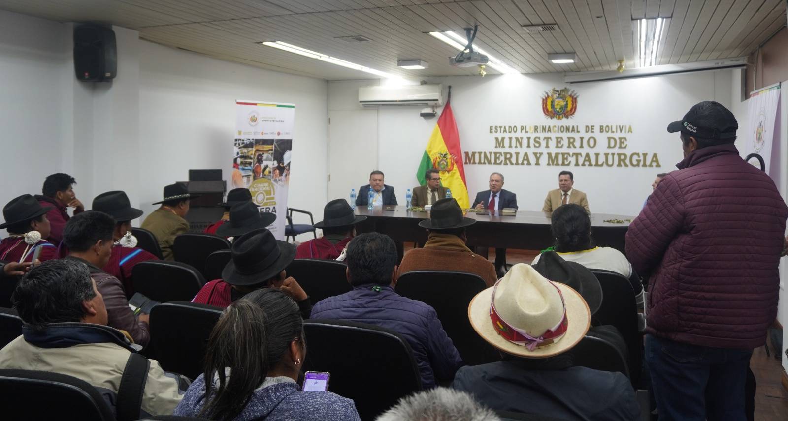 Reunión de autoridades del Ministerio de Minería con la CSUTCB. Foto: MMyM