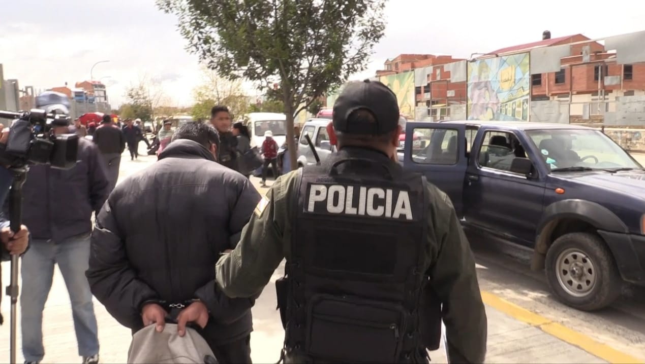 El hombre intentó entregar dinero al personal de Talento Humano a cambio de un puesto de trabajo.