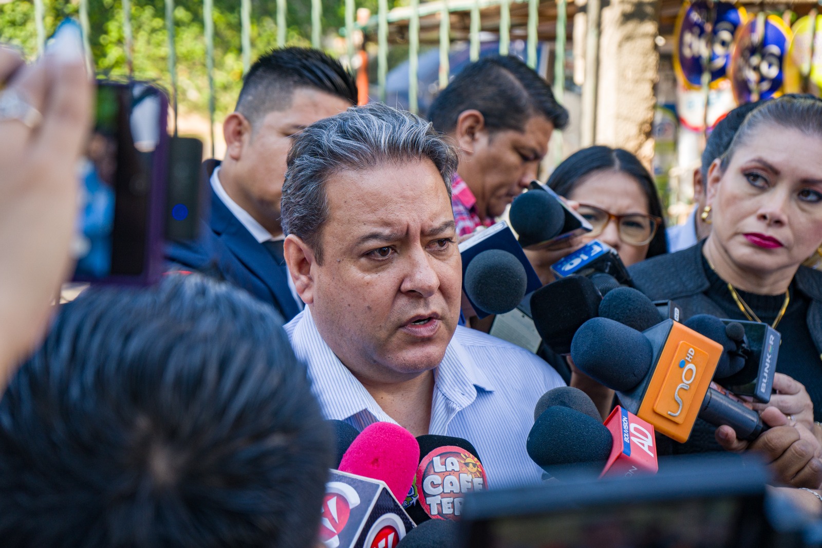 El presidente de Yacimientos Petrolíferos Fiscales Bolivianos (YPFB), Sebastián Daroca, en contacto con la prensa.