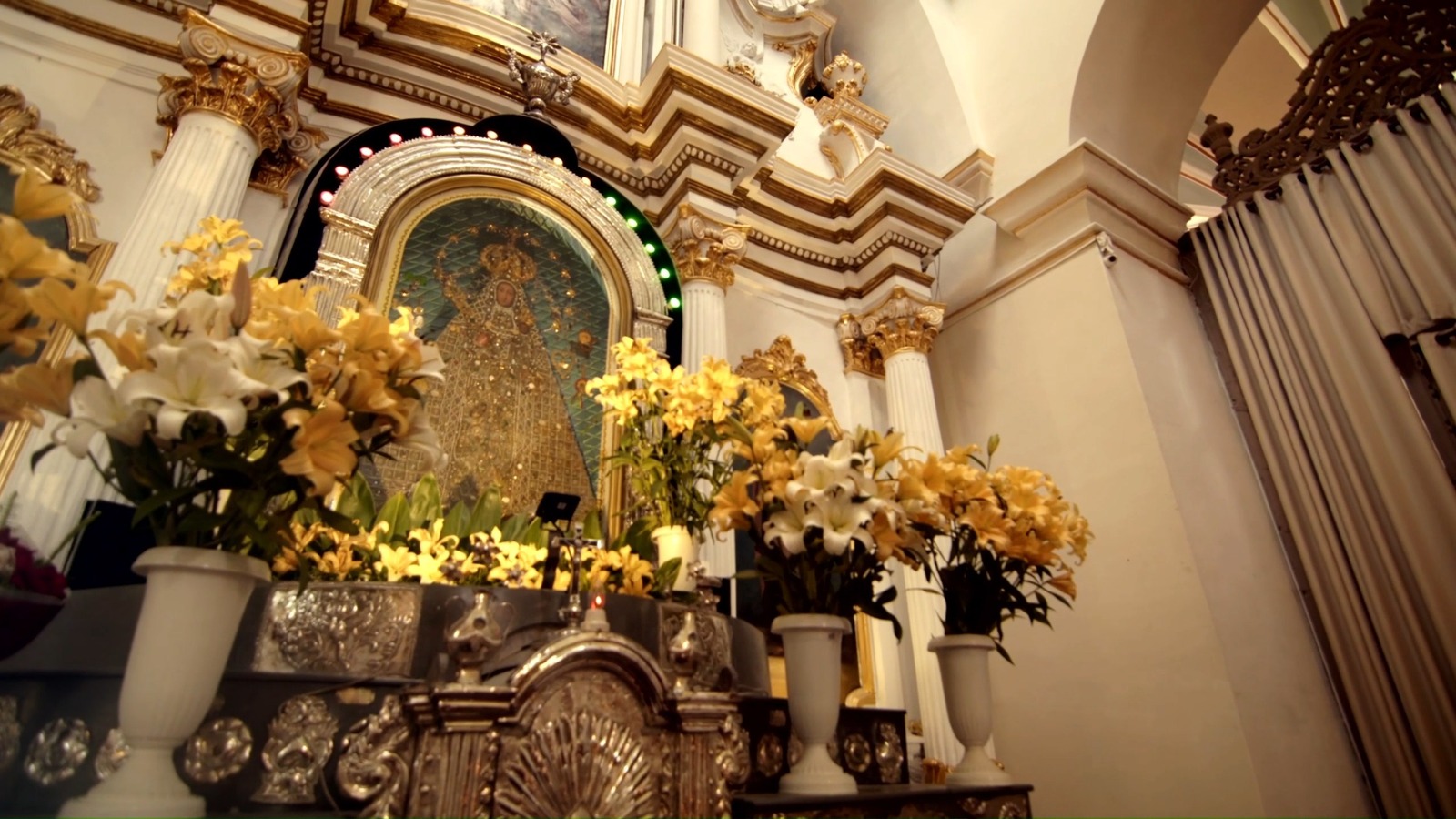 Junto a la Catedral Metropolitana, en la Plaza 25 de Mayo, se encuentra la Capilla de la Virgen de Guadalupe, construida en 1617.