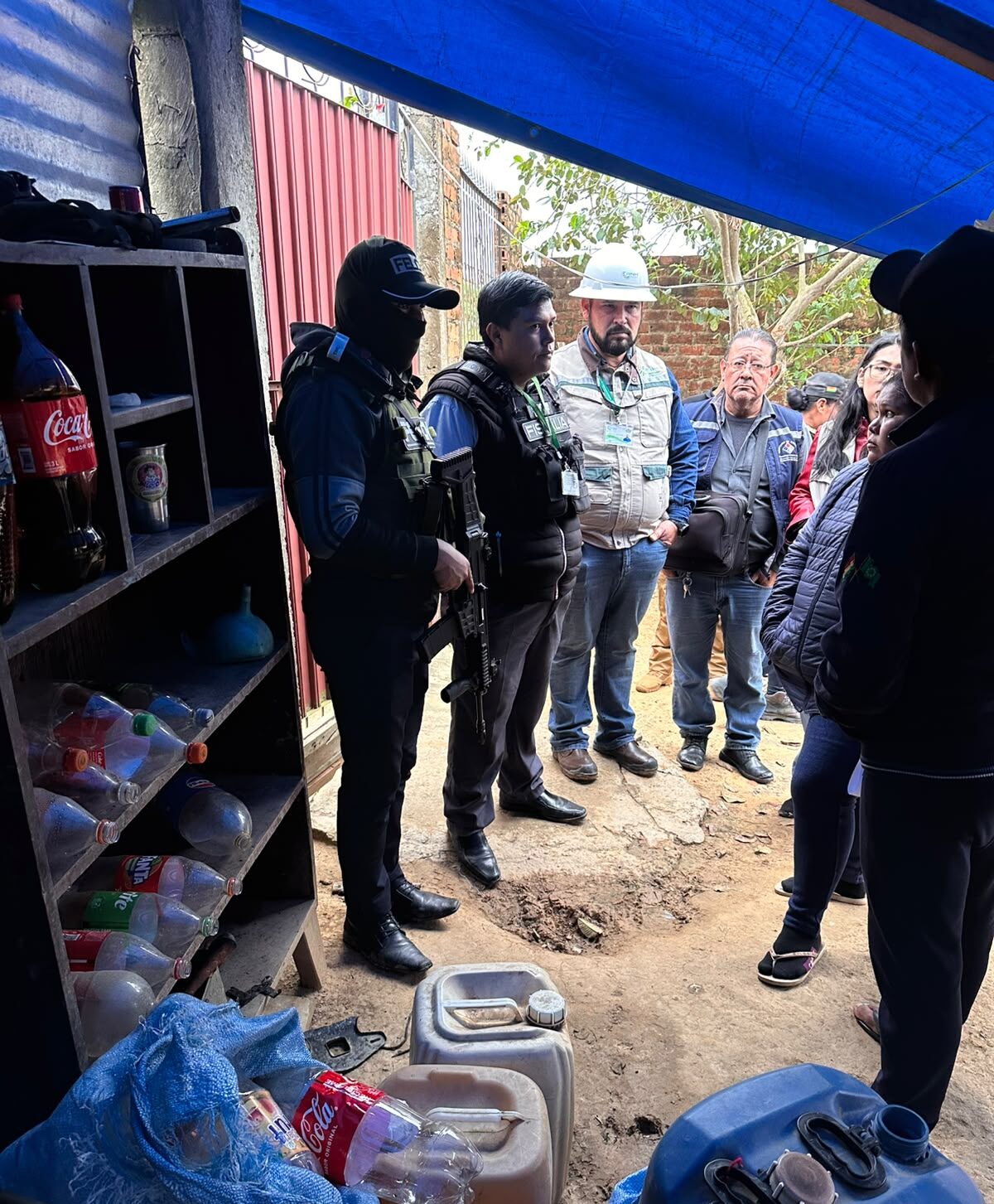 En el lugar fue hallada gasolina almacenada en botellas y galones.
