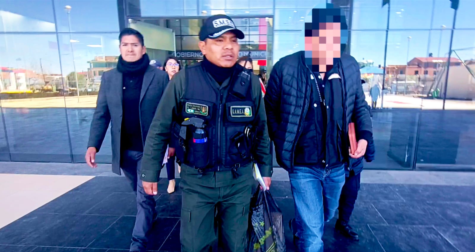 El exfuncionario fue trasladado a celdas policiales.
