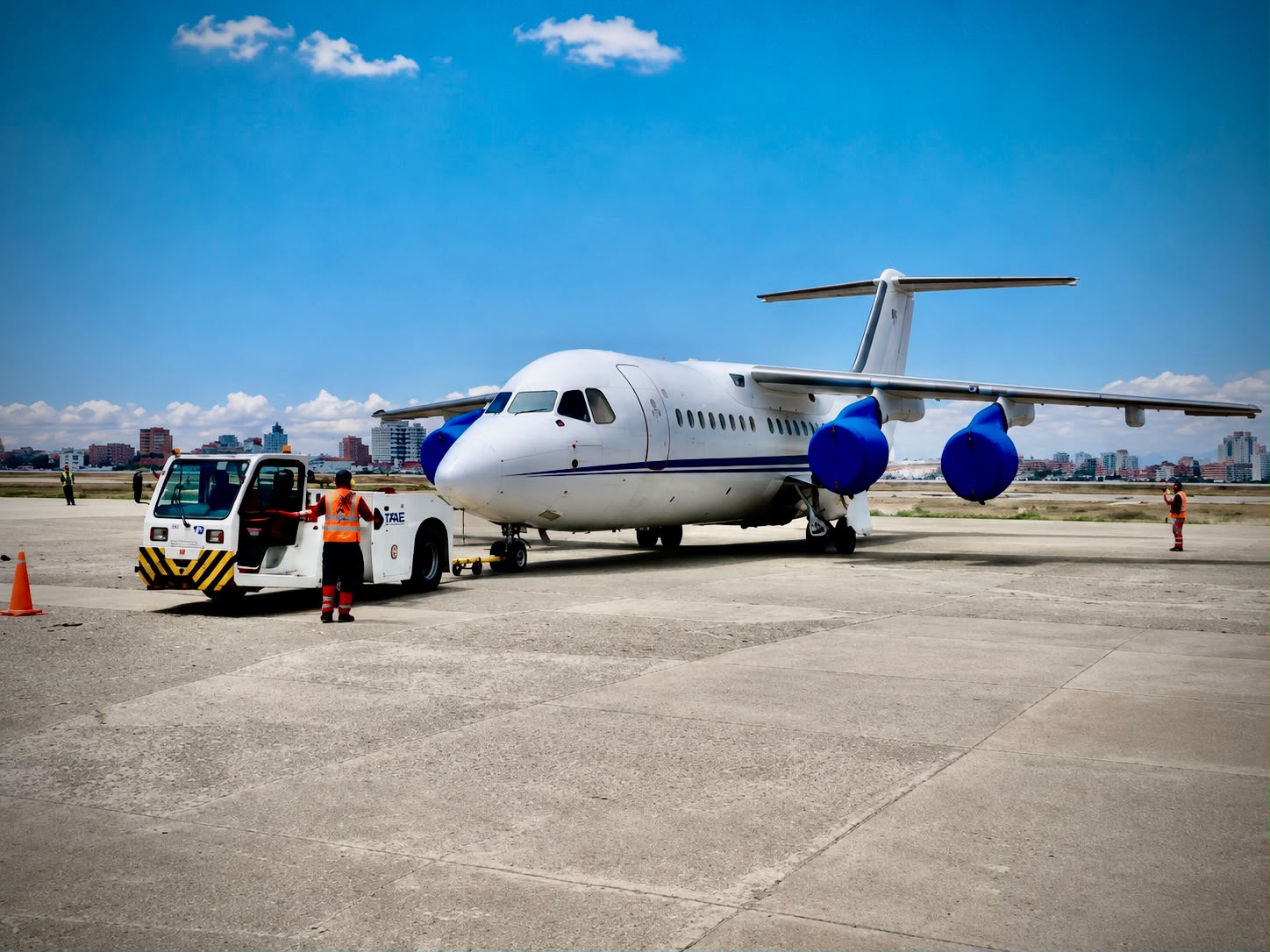 La primera de las cuatro aeronaves de Go Airline ya está en el Aeropuerto de El Alto. Fotografía: Cortesía.