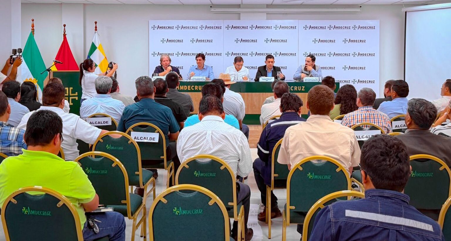 El ministro Mauricio Zamora sostuvo una reunión con los alcaldes de Santa Cruz. Foto: MOPSV.