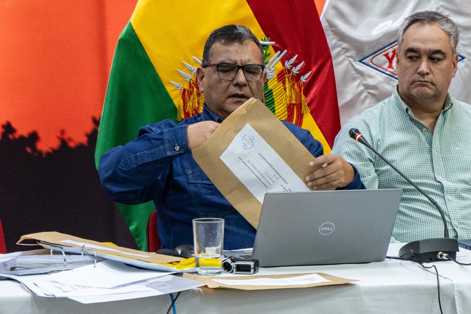 El acto fue transmitido en vivo, con la participación de medios de comunicación, autoridades y representantes de la estatal petrolera.