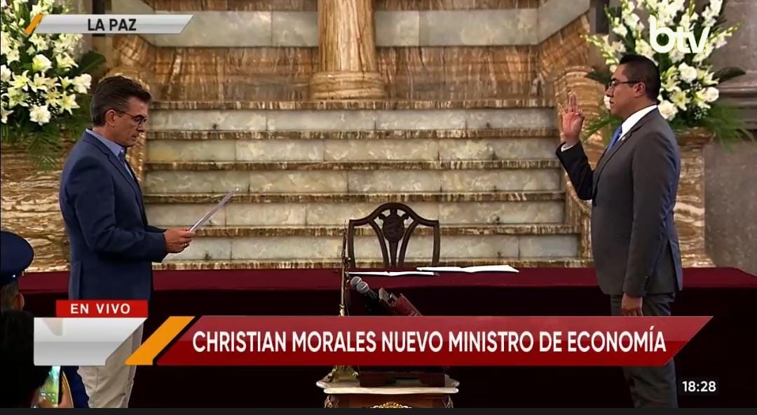 El presidente Rodrigo Paz posesiona al nuevo ministro de Economía.