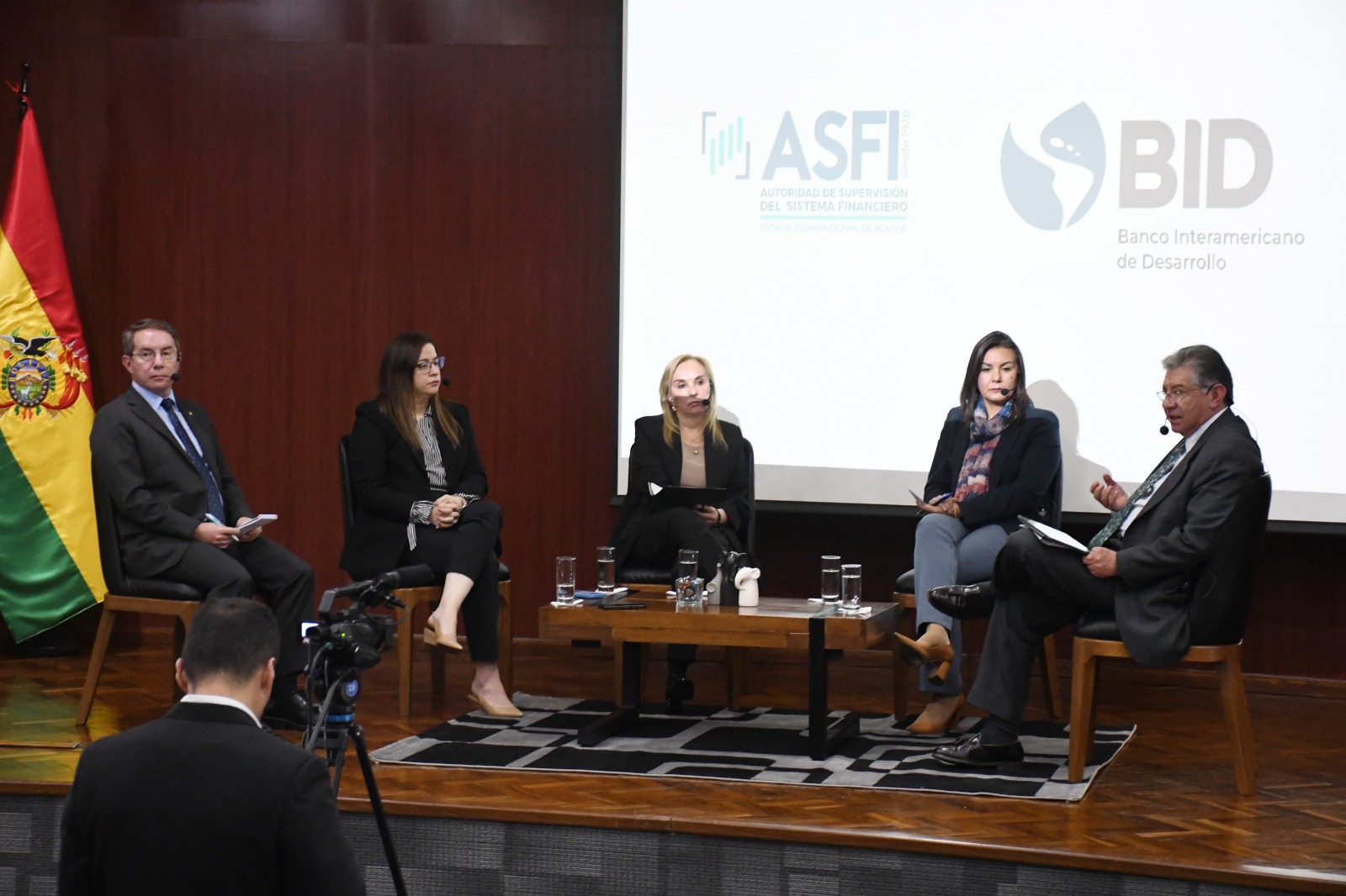 En el encuentro se analizaron los nuevos desafíos que enfrenta el sistema financiero y las prácticas internacionales para mejorar la atención a los usuarios.