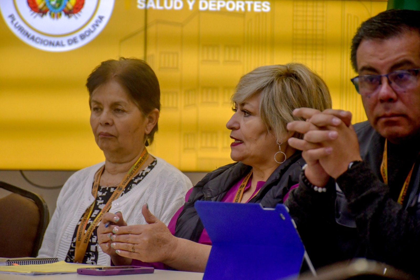 Autoridades de salud durante el evento.