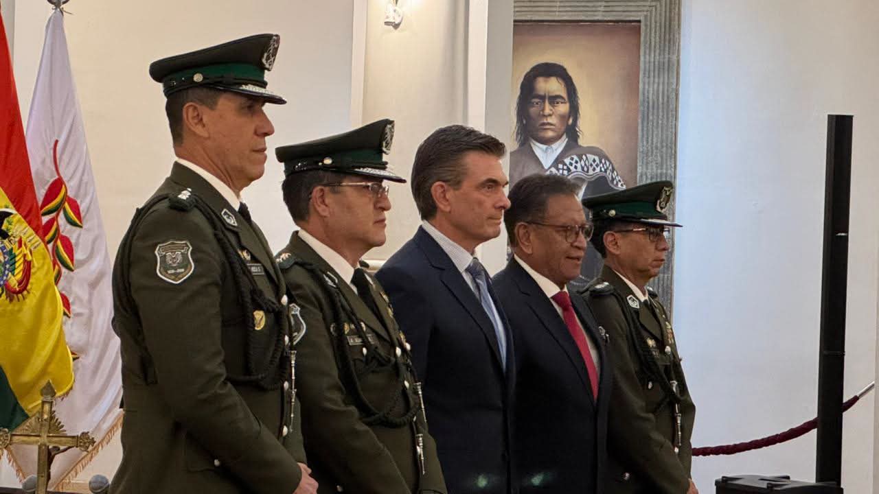 El presidente Rodrigo Paz junto a las nuevas autoridades interinas del Alto Mando Policial.