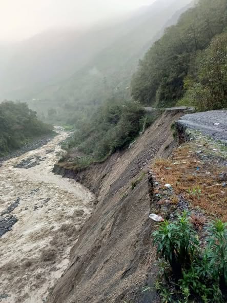 Plataforma que cedió en Yerbani por las intensas lluvias. Fotos: Concejal Municipio Yanacachi Nelzon Salazar.