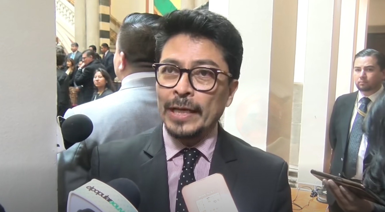 El ministro de la Presidencia, Fernando Aramayo, en contacto con los medios. Foto: captura video