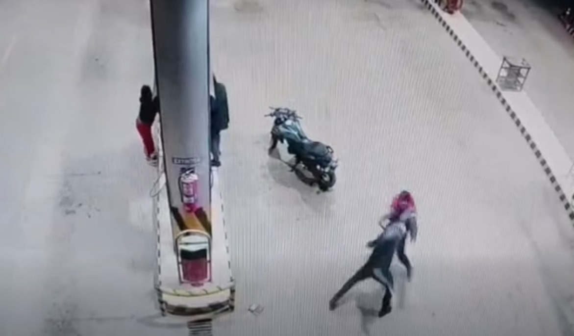 El atraco al surtidor en Santa Cruz. Foto: captura de video