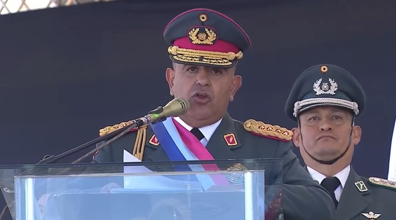 El comandante en jefe de las FFAA, general Víctor Hugo Balderrama, durante su discurso. Foto: captura video