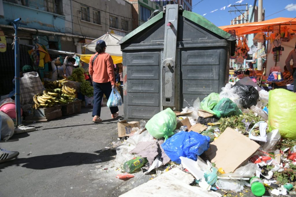 Residuos desparramados alrededor de un contenedor en una vía en la ciudad de La Paz.