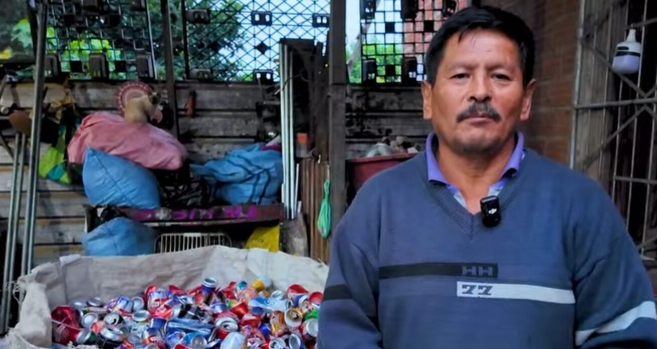 Orlando Espinoza convirtió el acopio y el reciclaje en su oficio en Santa Cruz. Imagen: Captura BDP.