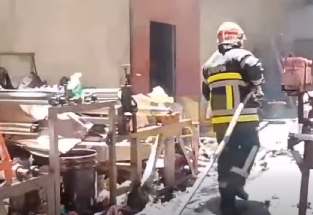 Trabajo de Bomberos en el lugar del incendio. Foto: captura video