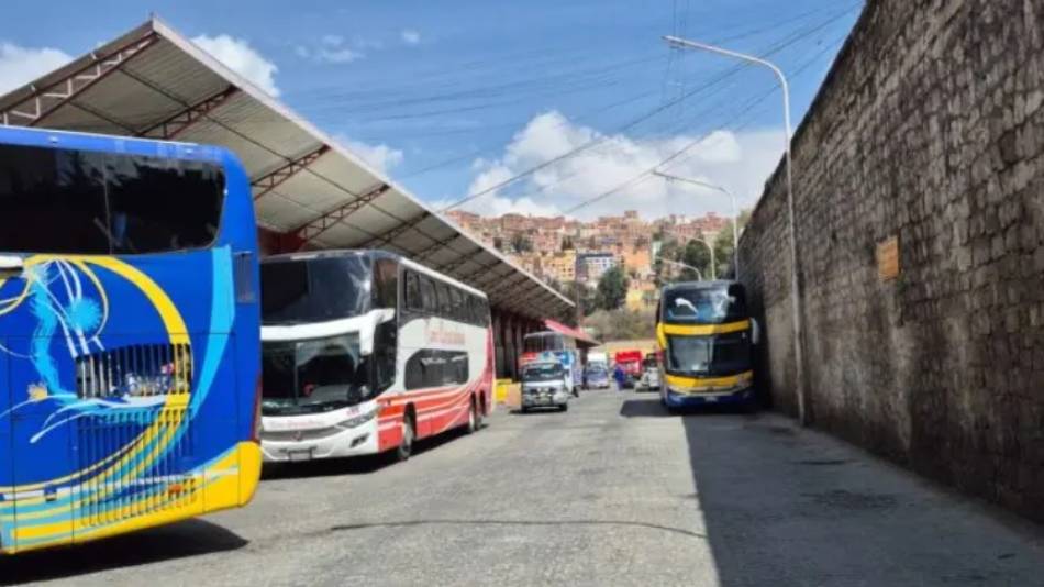 Imagen referencial de buses en el interior de la terminal terrestre. Foto: internet