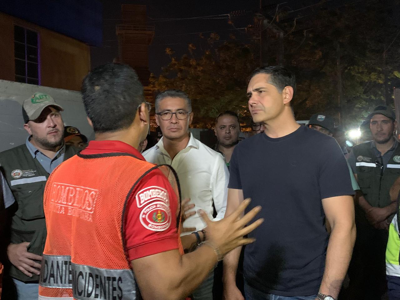 Autoridades del Gobierno llegaron a Barrio Lindo, feria que sufrió un incendio de magnitud. Foto: MDPRyA.
