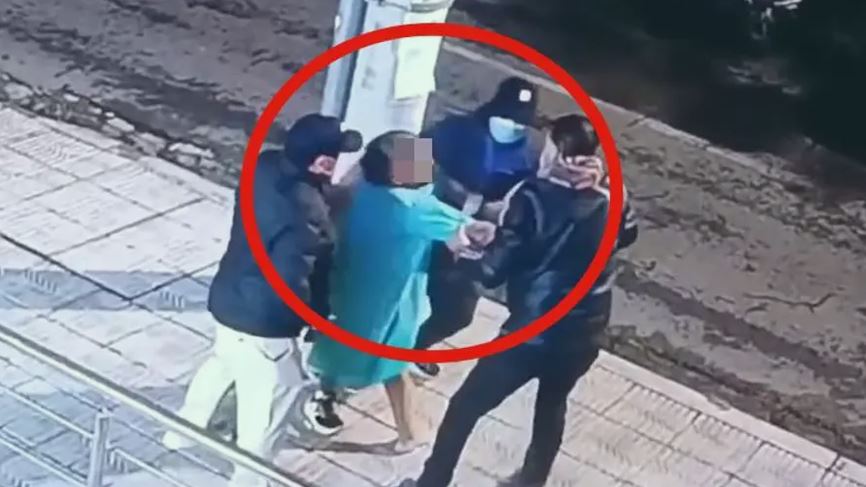 Cámaras de seguridad captaron cuando el hombre era sacado por la fuerza del hospital.