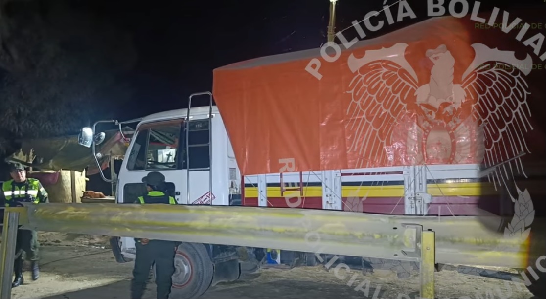 El camión intervenido en Guanay transportando combustible. Foto: Policía