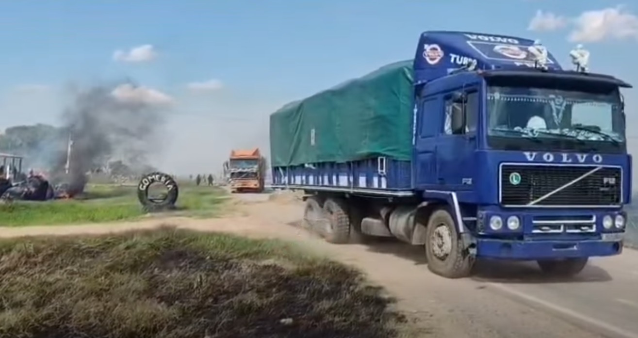 Camiones circulan por el sector bloqueado. Foto: captura video
