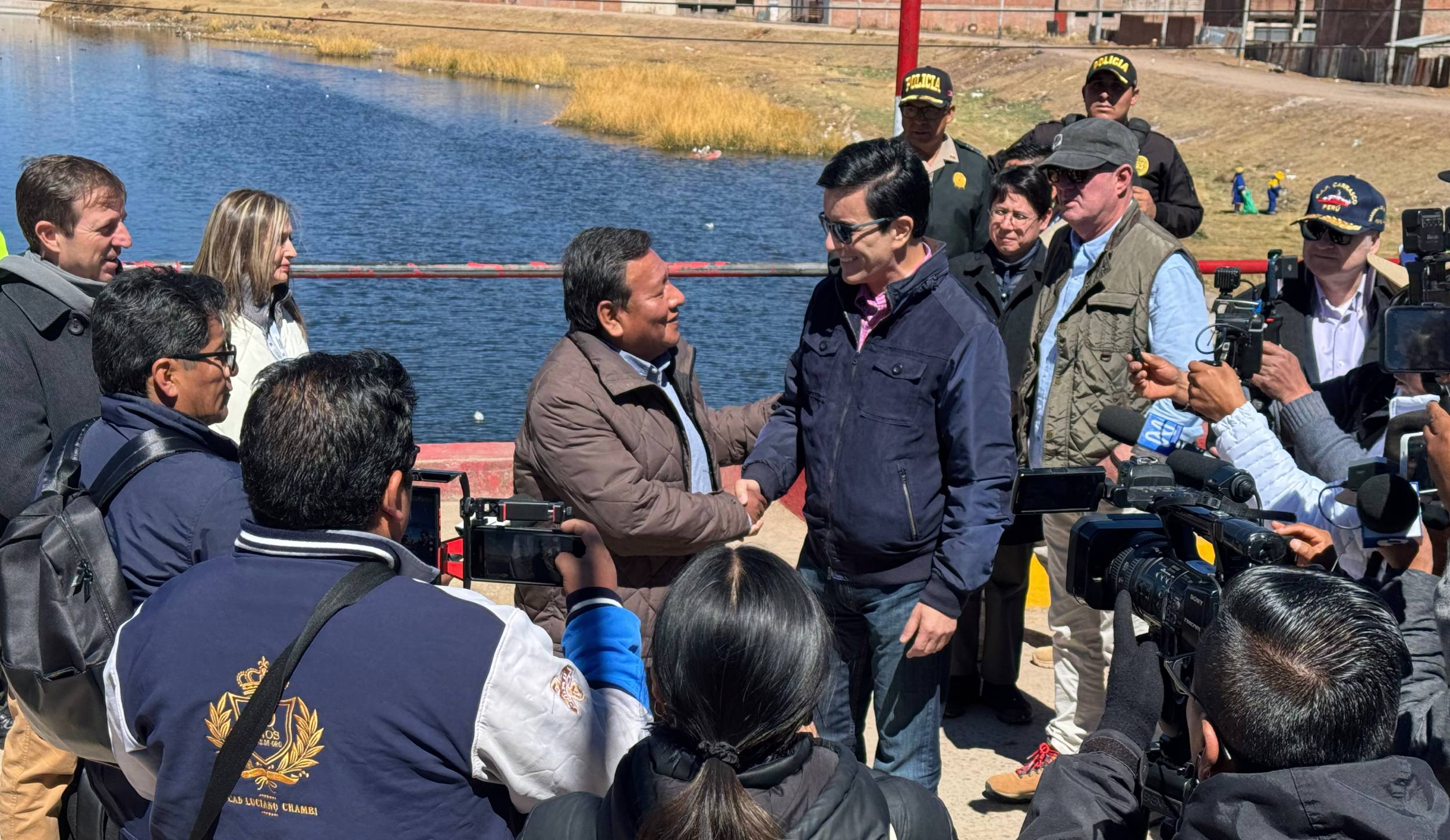 Los cancilleres de Bolivia, Héctor Huanca, y de Perú, Carlos Espá, se saludan. Foto: Cancillería