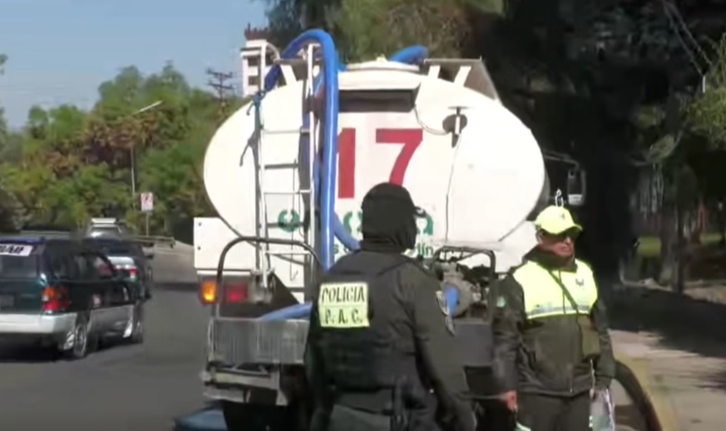 El camión implicado el atropello a una motociclista. Foto: captura video